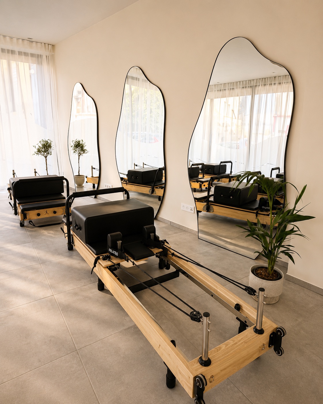 Reformers et miroirs organiques du studio Maison Pilates à Florenville